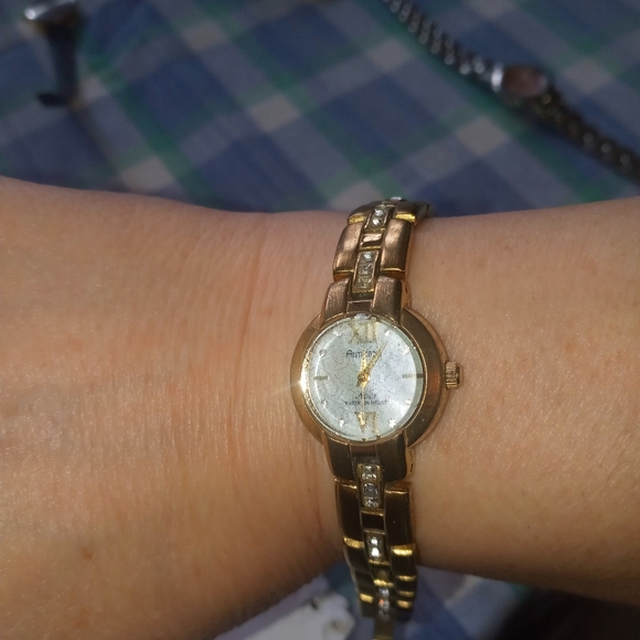 Lot of ladies wrist, bracelet watches (4) 1 of 1 posting - Picture 5 of 13